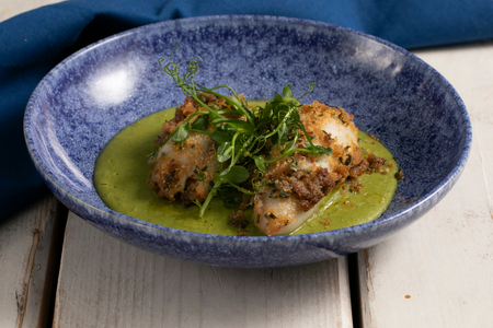 Gefüllte Calamari nach sizilianischer Art auf Erbsencreme