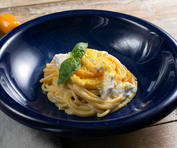 Pasta mit gelben Kirschtomaten, Stracciatella und Bottarga