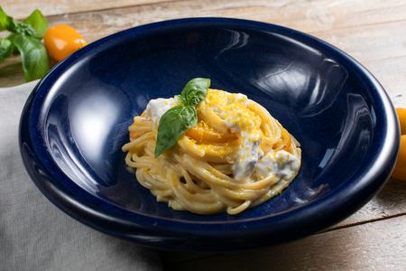 Pasta mit gelben Kirschtomaten, Stracciatella und Bottarga