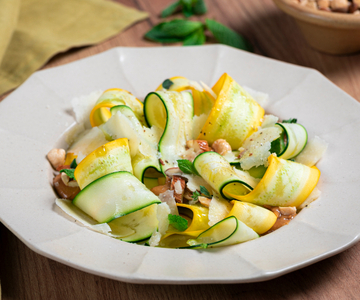 Zucchini-Carpaccio in Gelb und Grün mit Nüssen