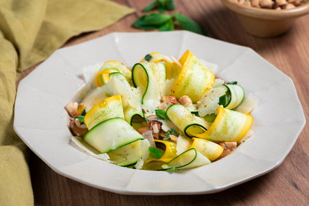 Zucchini-Carpaccio in Gelb und Grün mit Nüssen