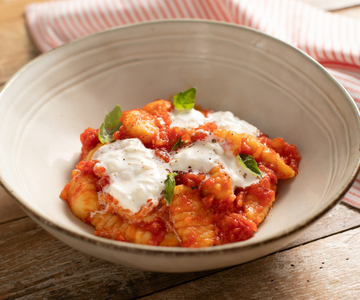 Gnocchi mit Tomatensoße und Burrata