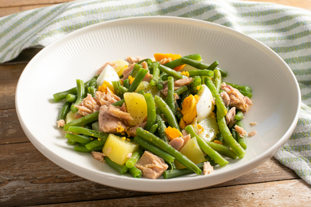 Kartoffelsalat mit Bohnen, Thunfisch und Ei