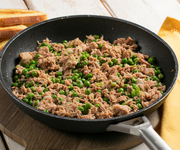 Erbsen und Thunfisch in der Pfanne