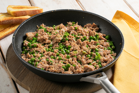 Erbsen und Thunfisch in der Pfanne