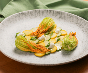 Gefüllte Zucchiniblüten in der Pfanne