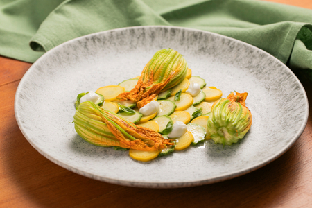 Gefüllte Zucchiniblüten in der Pfanne