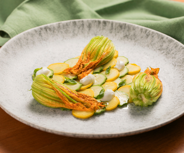 Gefüllte Zucchiniblüten in der Pfanne