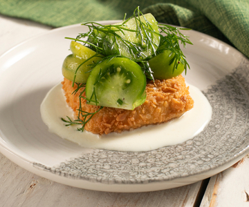 Panierter Tofu mit Tomaten und Joghurtsauce
