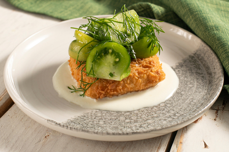 Panierter Tofu mit Tomaten und Joghurtsauce