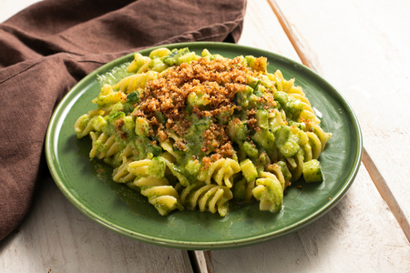 Pasta mit Zucchini-Creme, Sardellen und knusprigen Semmelbröseln