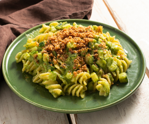 Pasta mit Zucchini-Creme, Sardellen und knusprigen Semmelbröseln