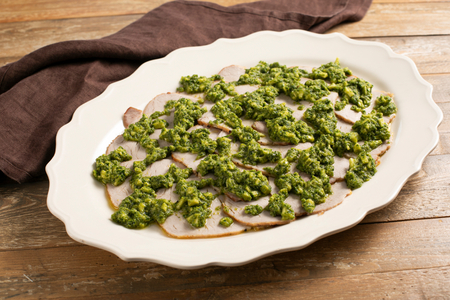 Kalter Schweinelendenbraten mit Zucchini-Soße
