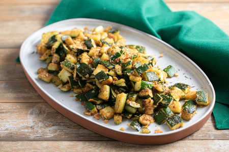 Überbackene Zucchini aus der Pfanne