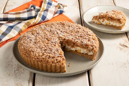 Sbriciolata ohne Backen mit Ricotta-Creme und frischen Pfirsichen