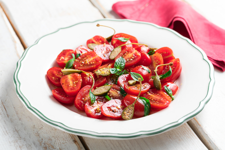 Marinierte Kirschtomaten mit Basilikum