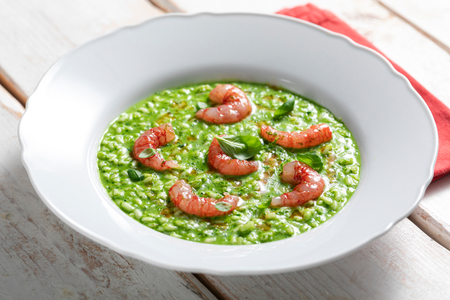 Risotto mit Pesto und Garnelen