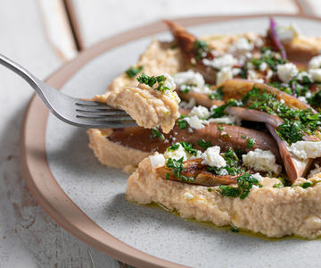 Gebratene Auberginen mit Hummus und Feta