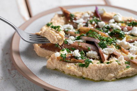 Gebratene Auberginen mit Hummus und Feta