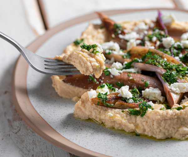 Gebratene Auberginen mit Hummus und Feta