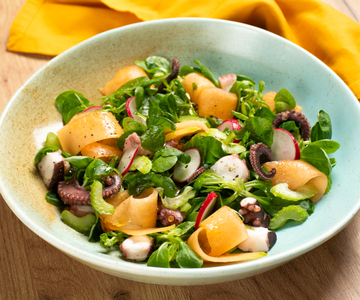 Salat mit Oktopus und Melone