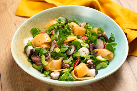 Salat mit Oktopus und Melone