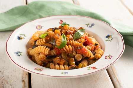 Fusilli mit Paprika und Auberginen