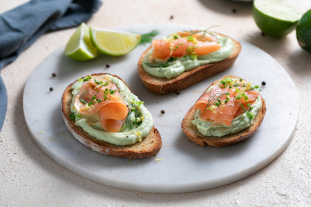Toast mit Lachs und Avocado