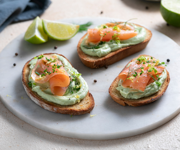 Toast mit Lachs und Avocado