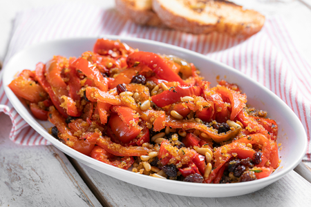 Überbackene Paprika in süß-saurer Sauce