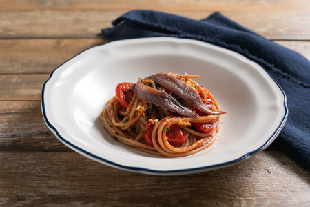 Vollkornpasta mit Sardellen, Cherrytomaten und Zitronenschale