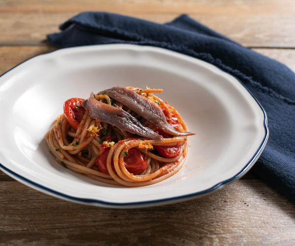 Vollkornpasta mit Sardellen, Cherrytomaten und Zitronenschale