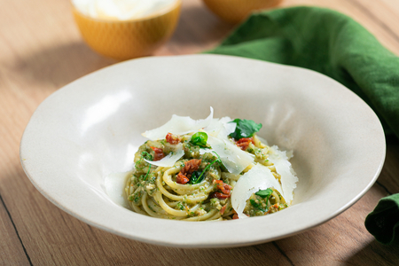 Linguine mit Kopfsalatpesto