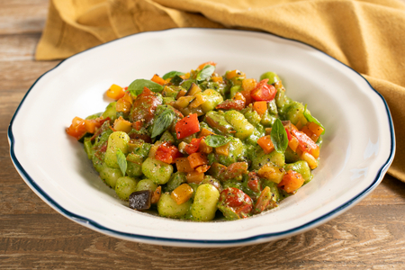 Gnocchetti mit Rucola-Pesto und Sommergemüse