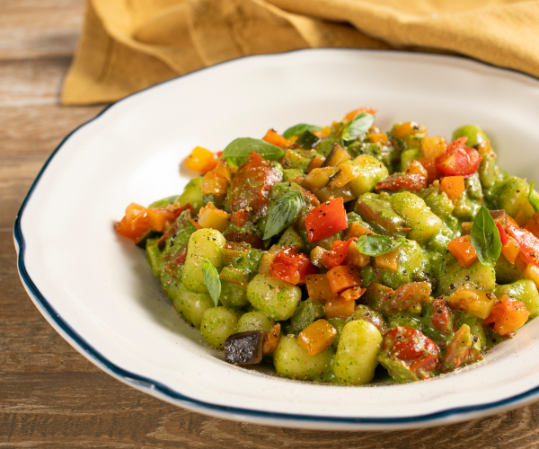 Gnocchetti mit Rucola-Pesto und Sommergemüse