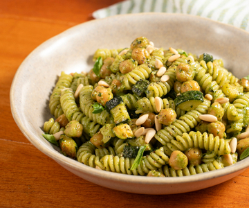 Nudeln mit Kichererbsen und Zucchini