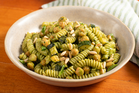 Nudeln mit Kichererbsen und Zucchini
