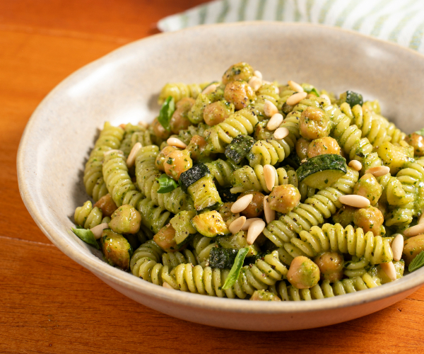 Nudeln mit Kichererbsen und Zucchini
