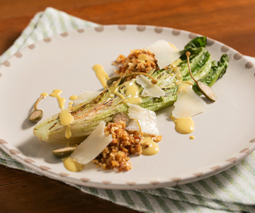 Gegrillter Salat mit Senf und Ziegenkäse