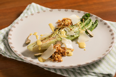 Gegrillter Salat mit Senf und Ziegenkäse