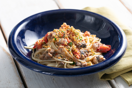 Pasta mit Sardinen, Cherrytomaten und Semmelbröseln