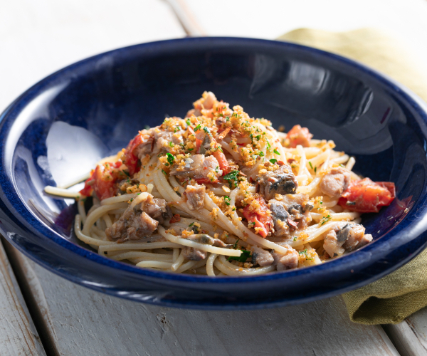 Pasta mit Sardinen, Cherrytomaten und Semmelbröseln