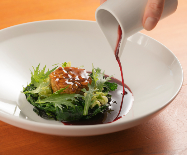 Glasierter Tempeh mit Gemüse und Bordelaise-Sauce