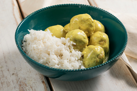 Putenbällchen in Kokosmilch mit Curry