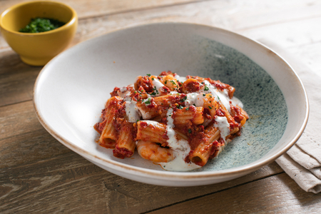 Pasta mit Nduja, Garnelen und Stracciatella