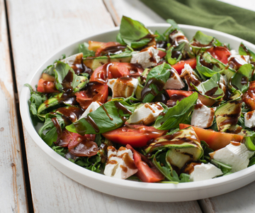 Gegrillter Zucchinisalat mit Tomaten, Rucola und Primosale