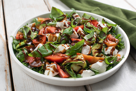 Gegrillter Zucchinisalat mit Tomaten, Rucola und Primosale
