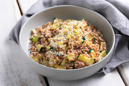 Farro-Salat mit gegrillten Zucchini und Mandeln