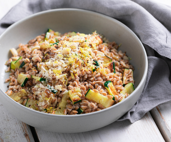 Farro-Salat mit gegrillten Zucchini und Mandeln