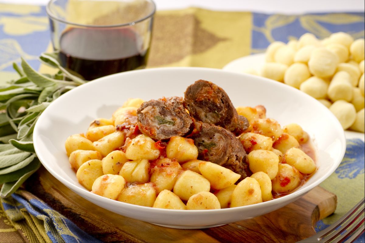 Gnocchi mit Useleti (Gnocchi mit Fleischröllchen)